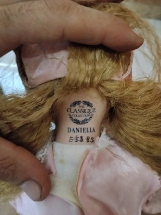Muñeca antigua de porcelana vestida de novia