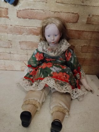 Muñeca antigua de porcelana vestida de novia