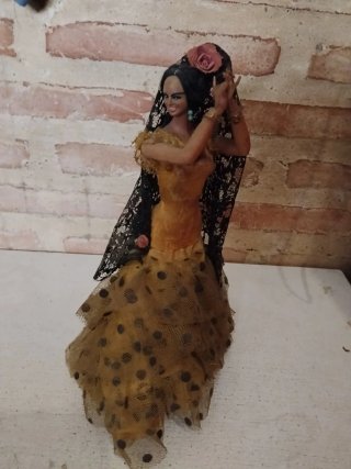Muñeca antigua de porcelana vestida de novia