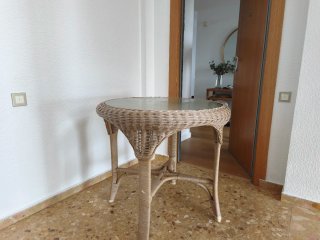 Mesa redonda mimbre y cristal terraza
