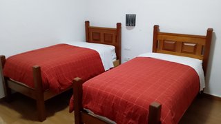 2 camas individuales de madera con colchones