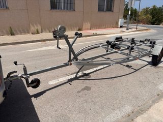 Remolque para barco en carretera con papeles.