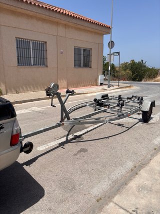 Remolque para barco en carretera con papeles.