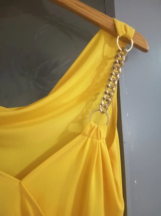 Camiseta sin mangas amarilla