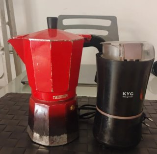 Cafetera Monix 3 tazas + Molinillo KYG + 6 vasitos