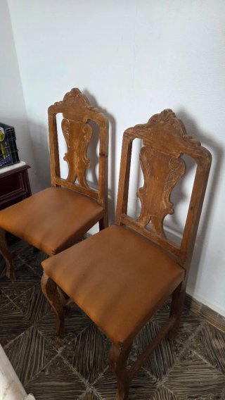 Sillas de madera y cuero
