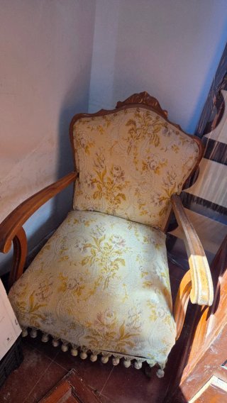 Sillas de madera y cuero