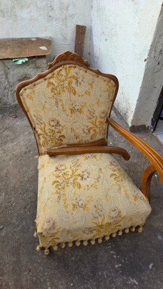Sillas de madera y cuero