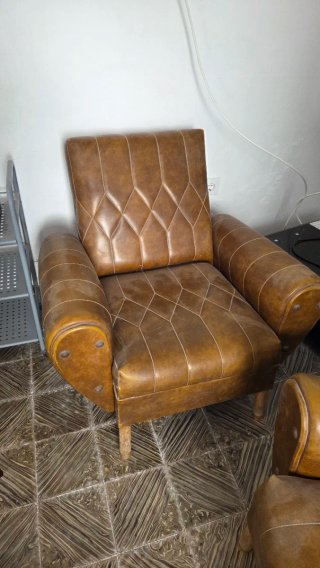 Sillas de madera y cuero