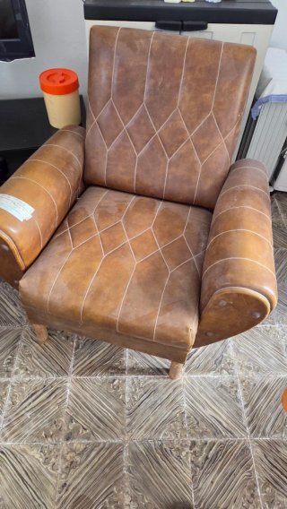 Sillas de madera y cuero