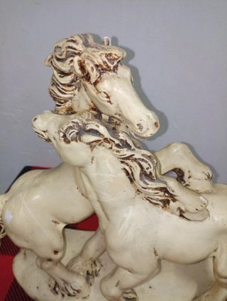 Statua di due cavalli