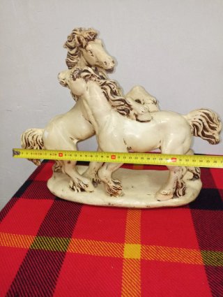 Statua di due cavalli