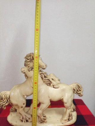 Statua di due cavalli