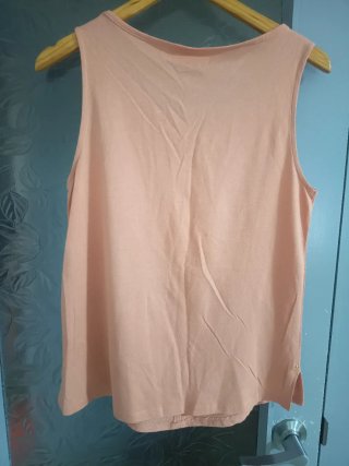 Camiseta Sfera Basic sin mangas con tachuelas