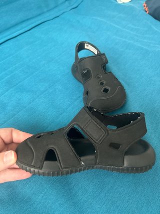 Sandalias Reebok Nińo Negras Talla 25,5