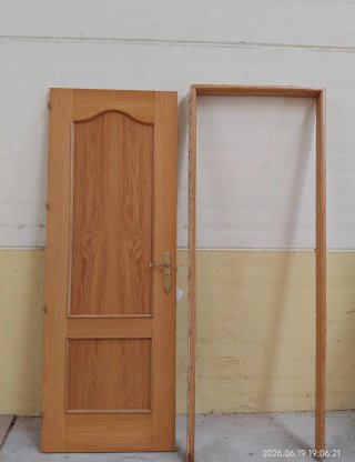Puerta de roble con marco