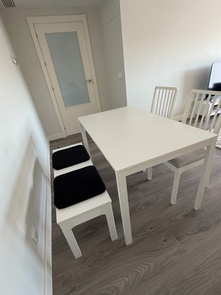 Mesa comedor con 2 sillas y banco