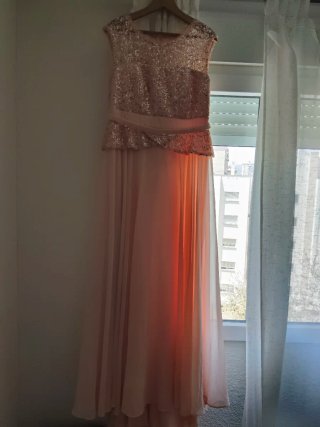 Vestido de fiesta salmón con lentejuelas.