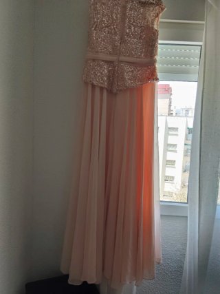 Vestido de fiesta salmón con lentejuelas.