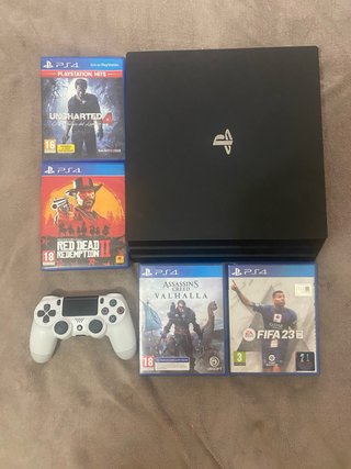 PS4 Pro Nero + 4 Giochi + Controller (Prezzo negoziabile)