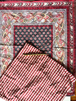 Textil de algodón con tonos rojos — funda de cojín