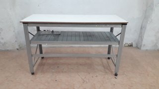 Mesa de trabajo industrial con ruedas