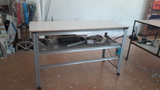 Mesa de trabajo industrial con ruedas