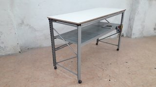 Mesa de trabajo industrial con ruedas