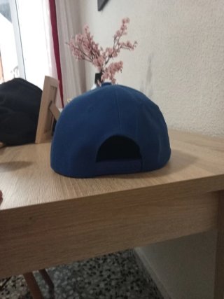 Gorra recta azul con diseño A