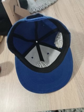 Gorra recta azul con diseño A