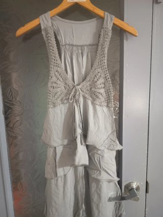 Vestido gris con crochet