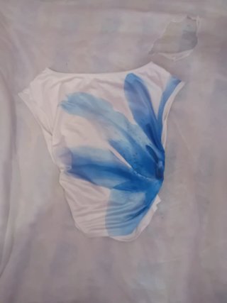 Top floral azul y blanco