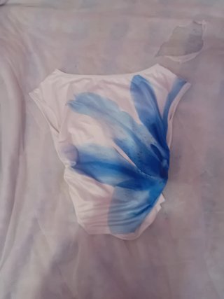 Top floral azul y blanco