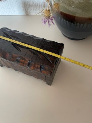 Caja de madera tallada vintage