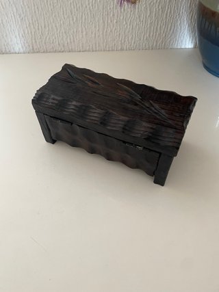 Caja de madera tallada vintage