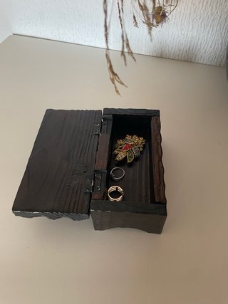 Caja de madera tallada vintage