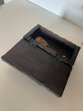 Caja de madera tallada vintage