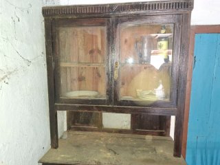 Alacena antigua de madera y cristal