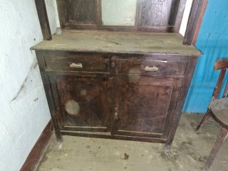 Alacena antigua de madera y cristal