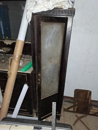 Alacena antigua de madera y cristal