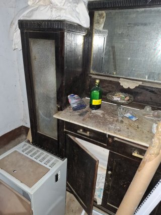 Alacena antigua de madera y cristal