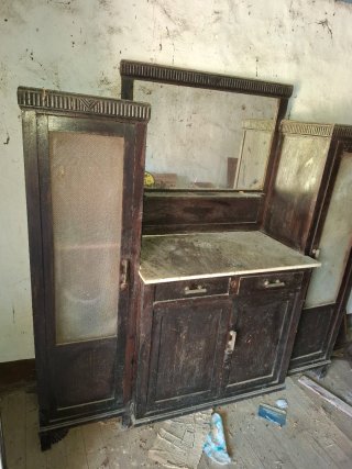 Alacena antigua de madera y cristal