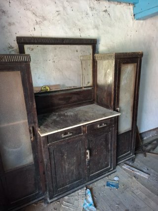 Alacena antigua de madera y cristal