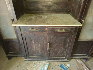 Alacena antigua de madera y cristal