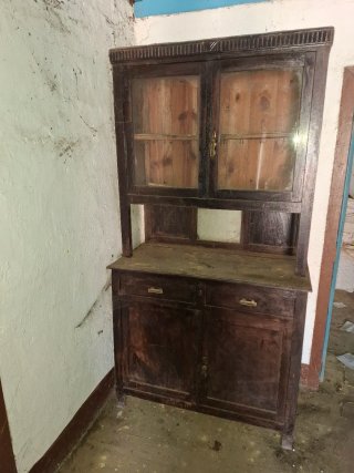 Alacena antigua de madera y cristal