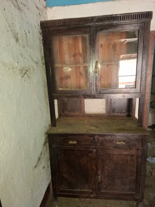 Alacena antigua de madera y cristal
