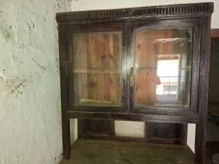 Alacena antigua de madera y cristal