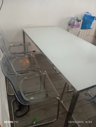 Mesa transparente y plateada