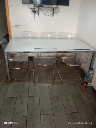Mesa transparente y plateada