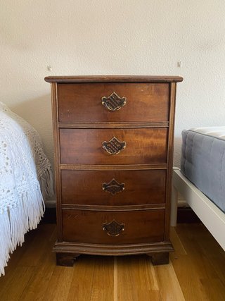 Mesita de noche antigua de madera